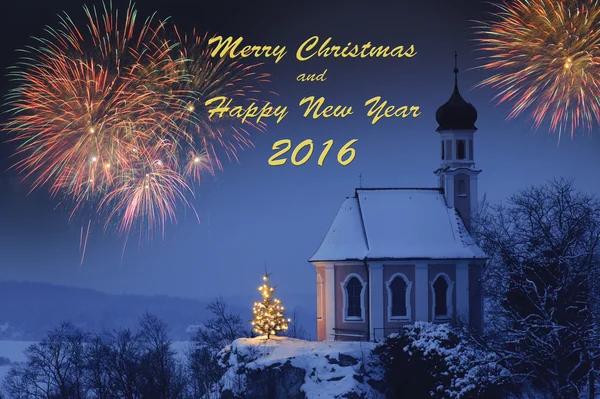 Різдвяна каплиця та феєрверк на Новий рік 2016 — стокове фото