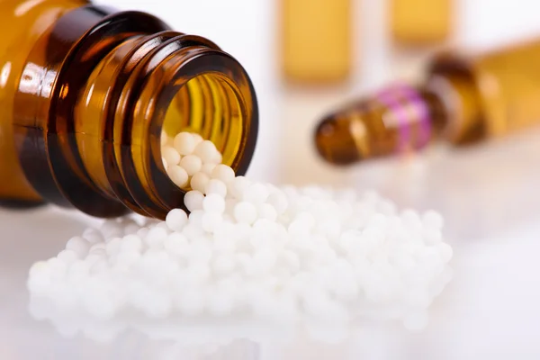 Альтернативна медицина з гомеопатичними таблетками — стокове фото