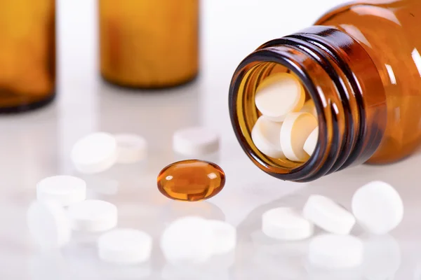 Альтернативная медицина с гомеопатическими таблетками — стоковое фото