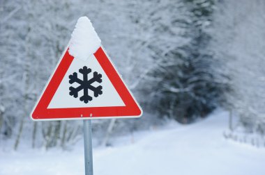 kar ve buz trafik işaretleri uyardı