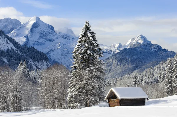 Paysage en Bavière avec montagnes en hiver — Photo