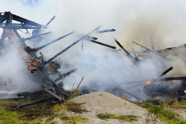 Фермерский дом сгорает от огня — стоковое фото