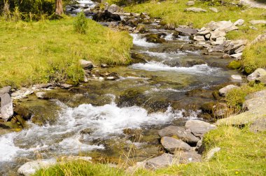 su cascade ve küçük akarsu
