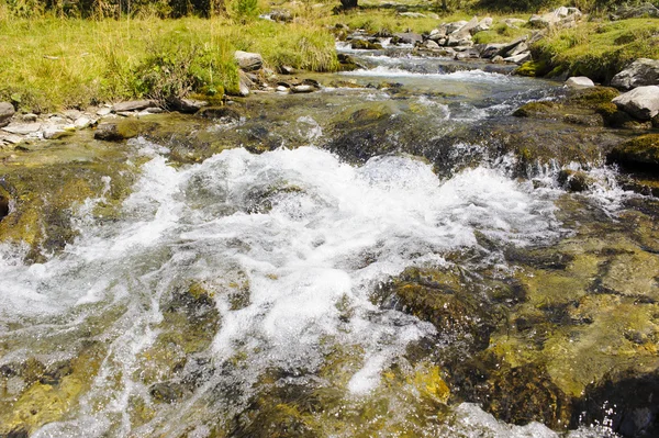 Cascata d'acqua e piccolo ruscello — Foto Stock