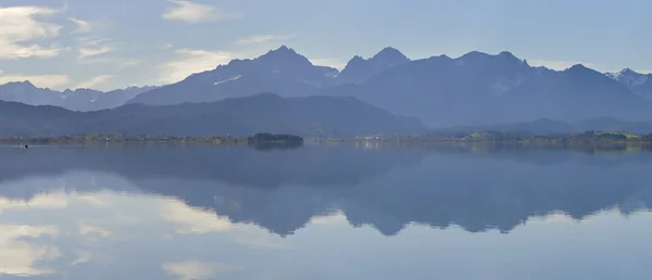 Gölde yansıtma Dağları ile Bavyera'da manzara — Stok fotoğraf