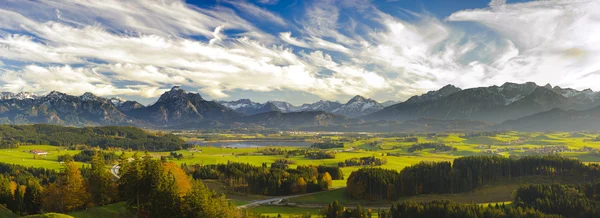 Paisaje en Baviera con montañas — Foto de Stock