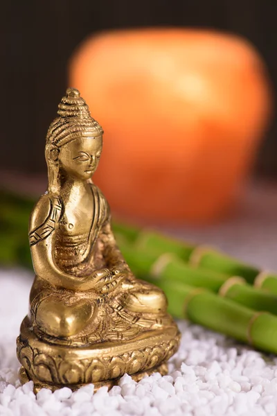 Buddha sitter i meditation — Stockfoto