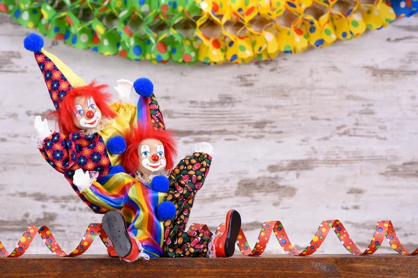Rolig clown med papper streamer — Stockfoto