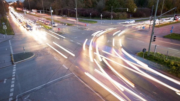 Samochody na niemieckiej autostradzie w nocy — Zdjęcie stockowe