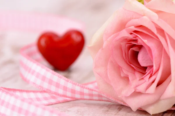 Día de San Valentín con corazón y rosa — Foto de Stock