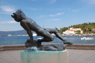 lumbarda, korcula, Hırvatistan tatil Adası limanında bir adam heykeli