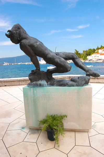 Uma Estátua de um Homem no Porto de Lumbarda, na Ilha de férias de Korcula, Croácia — Fotografia de Stock