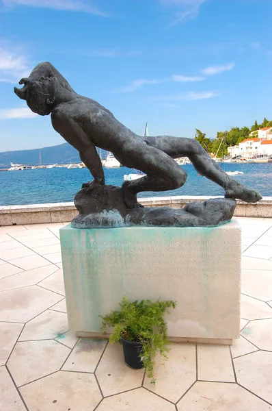 Statuia unui om în portul Lumbarda, pe insula de vacanță Korcula, Croația — Fotografie, imagine de stoc