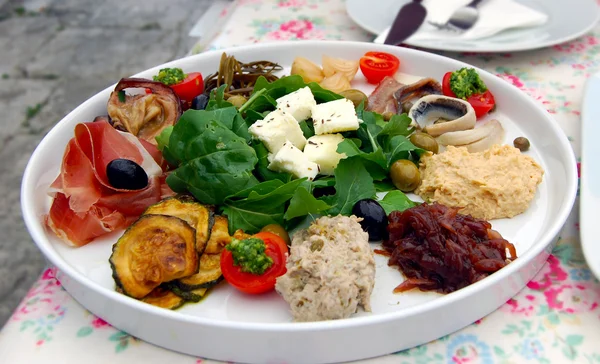 Kroatische meze lunch, bestaande uit lokale fetakaas, humus, tonijnsalade, gebeitst makreel, parma ham, gemarineerde aubergine en UI relish — Stockfoto