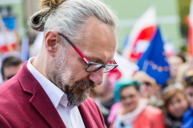 Gdansk, Polonya, 05.03.2016 - Mateusz Kijowski (Kod) hea sını selamlıyor