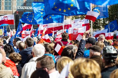 Gdansk, Polonya, 05.03.2016 - Avrupa Birliği bayraklı insanlar