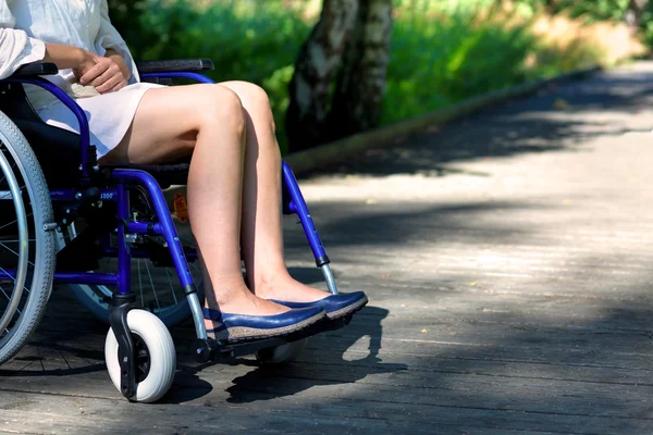 Femme handicapée en fauteuil roulant — Photo