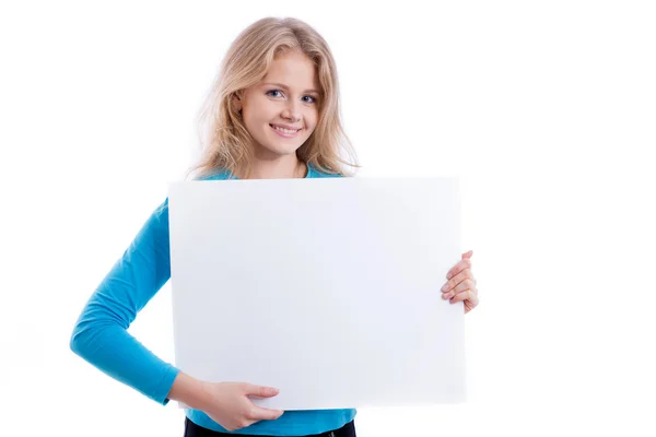 Piękne blond dziewczyna pokazuje pusty biały deska — Zdjęcie stockowe
