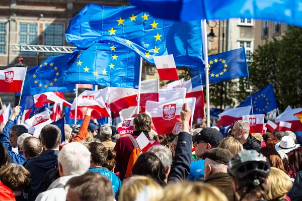 Gdansk, Polonia, 05.03.2016 - personas con banderas de la Unión Europea — Foto de Stock