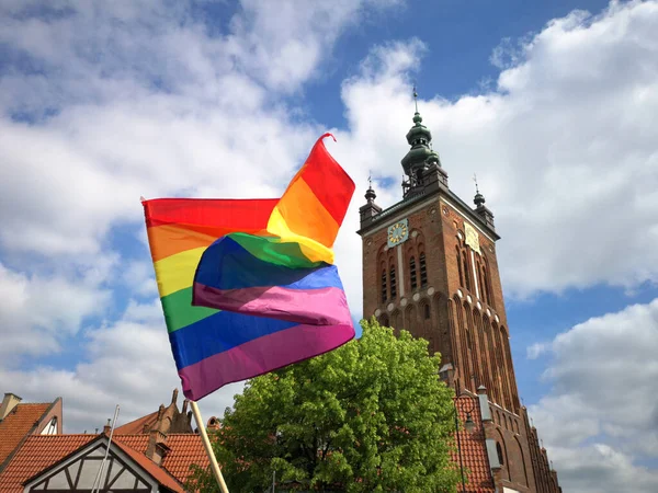 Polonya 'nın Gdansk şehrinde arka planda gökkuşağı bayrağı ve katolik kilise