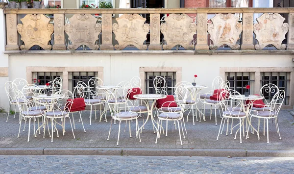 Tische und Stühle auf der Straße — Stockfoto