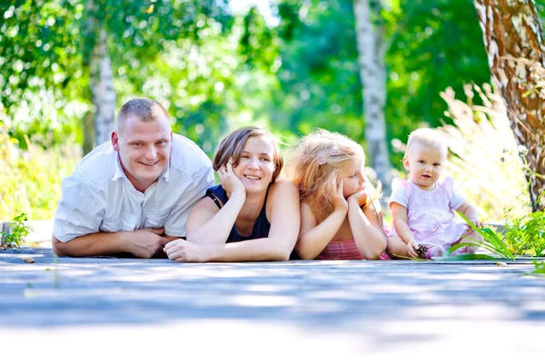 Familia feliz en el parque —  Fotos de Stock