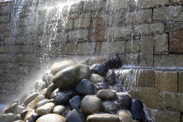 Petite cascade dans le jardin — Photo