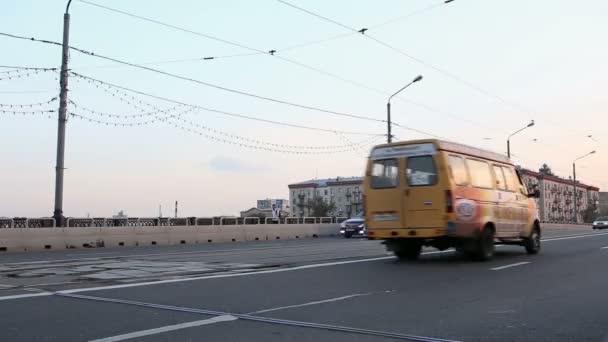 車がモスクワで橋を通って行く — ストック動画