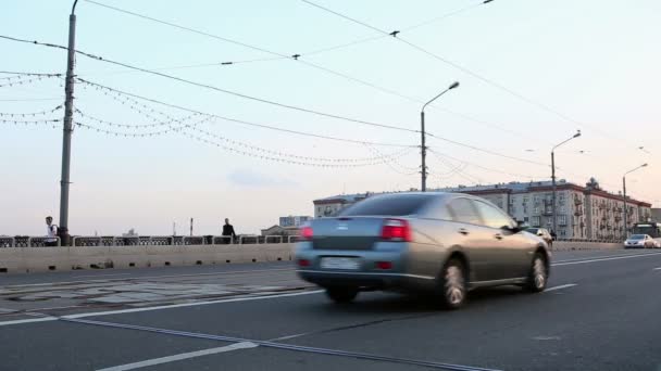 Cars go via the bridge in Moscow — Stock Video