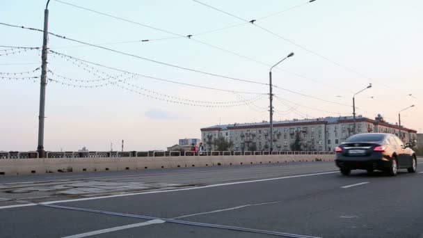 Cars go via the bridge in Moscow — Stock Video