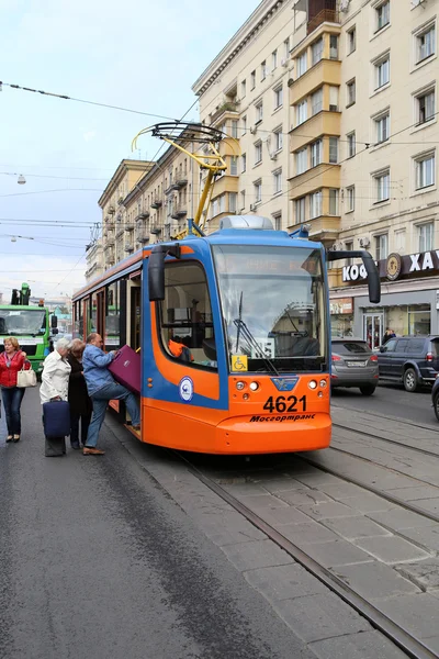 Straßenbahn auf der Straße in Moskau — Stockfoto