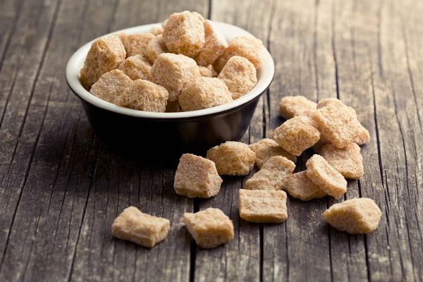 Unrefined cane sugar in bowl — Stock Photo, Image