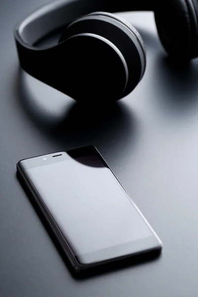 Мобільний телефон і бездротові навушники — стокове фото