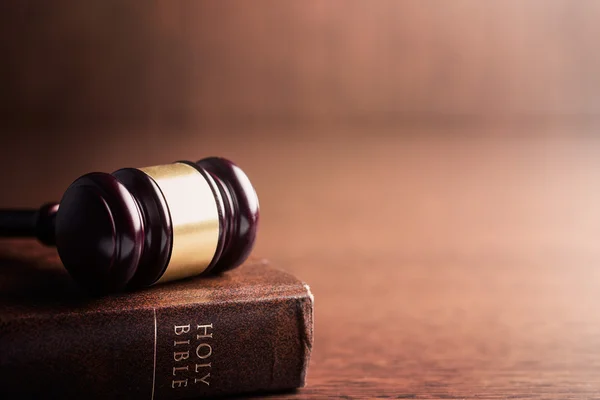 Judge gavel and holy bible — Stock Photo, Image