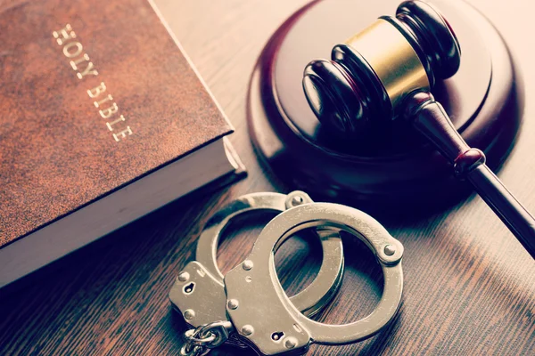 Judge gavel and handcuffs — Stock Photo, Image