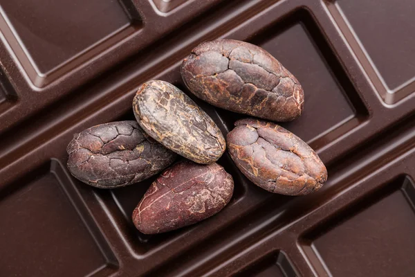 Grãos de cacau e barras de chocolate — Fotografia de Stock