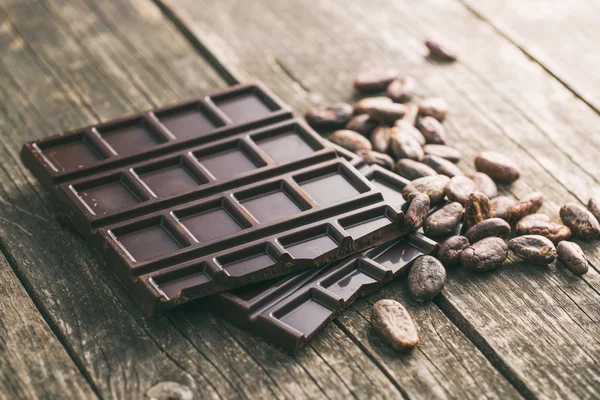 Cioccolato fondente e fave di cacao — Foto Stock