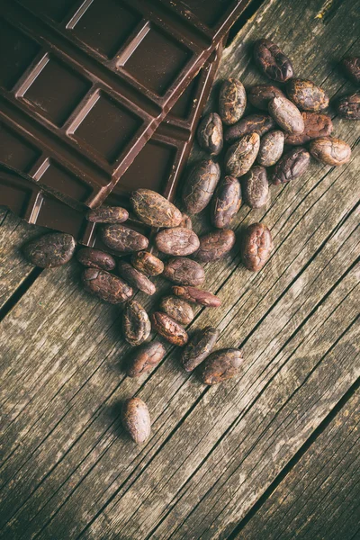 Chocolate negro y granos de cacao — Foto de Stock