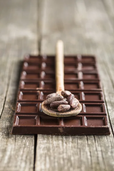 Tmavé čokolády a kakaové boby — Stock fotografie