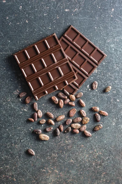 Tmavé čokolády a kakaové boby — Stock fotografie