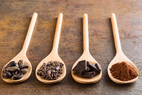 Cacao en donkere chocolade in houten lepels — Stockfoto