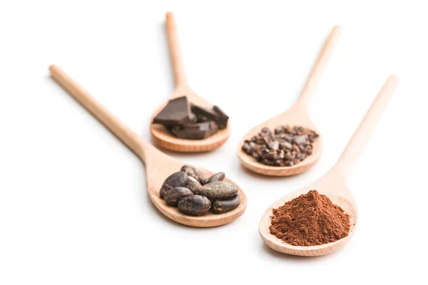 Kakao och mörk choklad i träskedar — Stockfoto