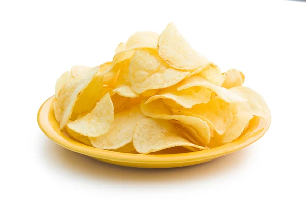 Knapperige chips op bord — Stockfoto
