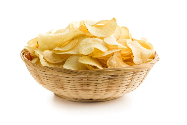 Knapperige aardappel chips in de kom van een rieten — Stockfoto