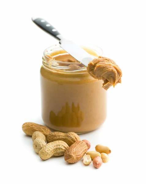 Cremige Erdnussbutter und Erdnüsse. — Stockfoto