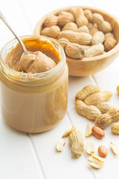 Cremige Erdnussbutter und Erdnüsse. — Stockfoto