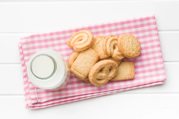 Biscoitos doces e leite fresco e saudável — Fotografia de Stock