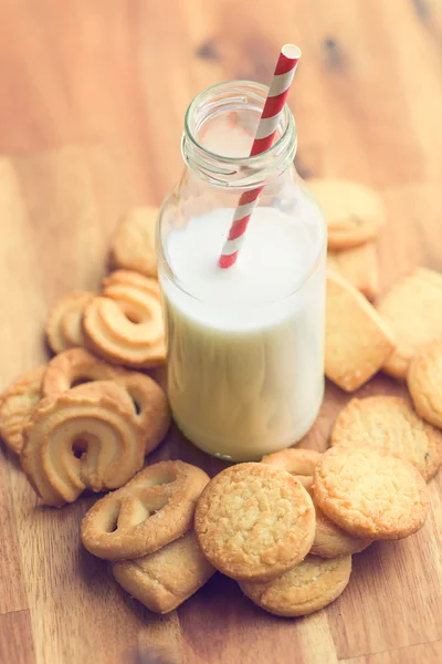 Süße Kekse und frische gesunde Milch — Stockfoto