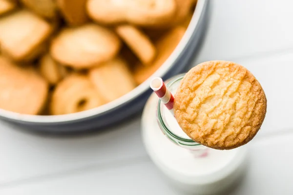 Süße Kekse und frische gesunde Milch — Stockfoto