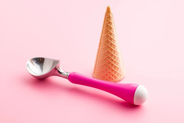 Cono de oblea y cucharada de helado — Foto de Stock